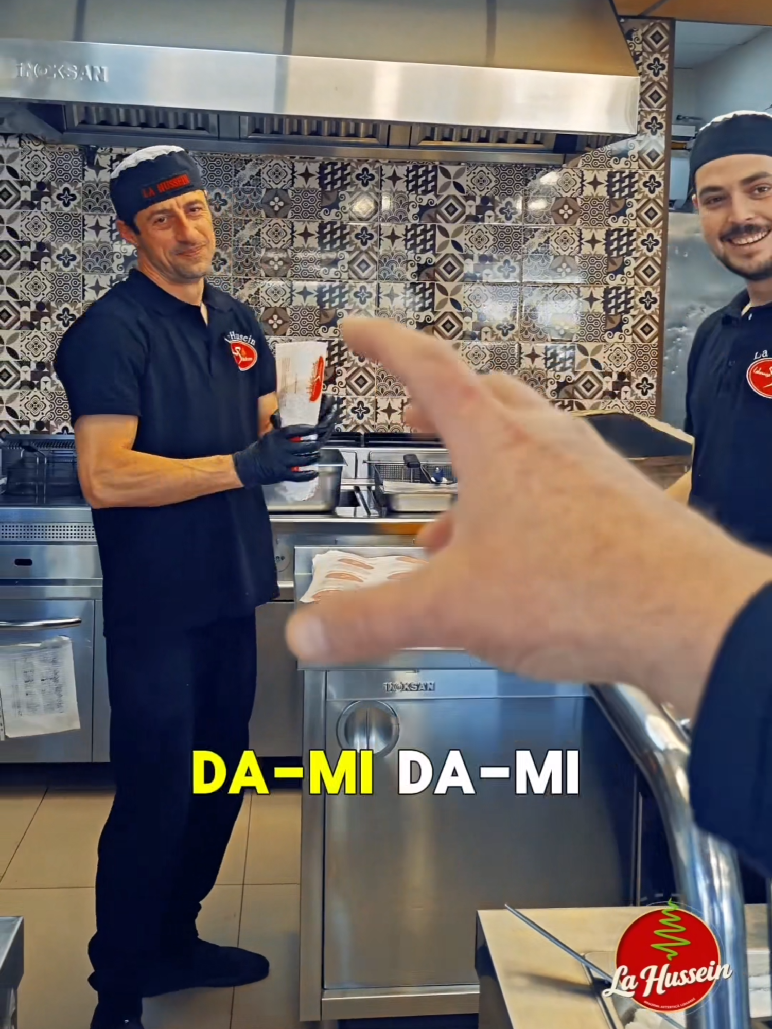 DOUA SHAORMA VA ROG SI AM DOAR DOUA MINUTE LA DISPOZITIE... Testam rapiditatea shaormarilor nostrii in diverse situatii.  Client multumit! #shaorma #lahussein #foodie #shaormacudetoate #clientmultumit #fyp #foryoupage❤️❤️